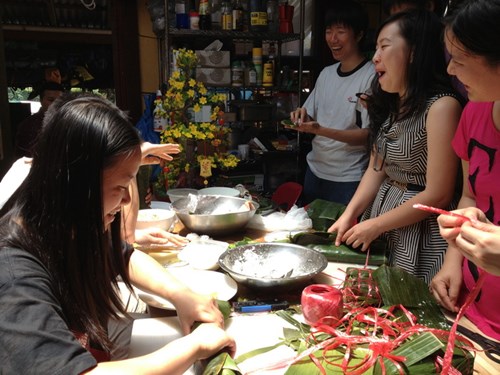 Sinh viên Việt Nam tại Sydney đang gói bánh chưng đón tết.