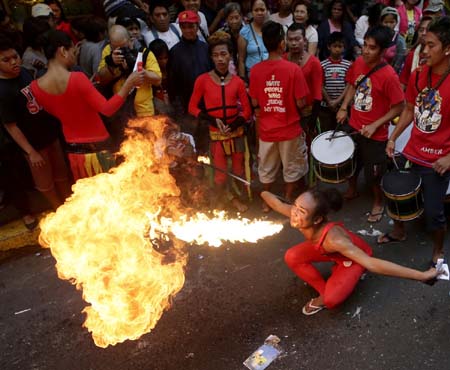 Biểu diễn thổi lửa tại khu phố người Hoa ở Manila, Philippines trong ngày mùng 1 Tết.