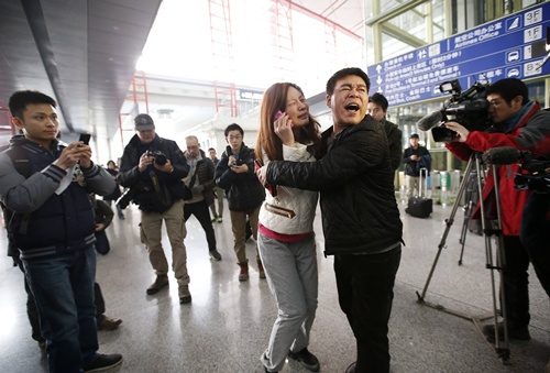 Một phụ nữ được cho là người nhà của hành khách trên chuyến bay MH370, hãng Malaysia Airlines, bật khóc tại Bắc Kinh, Trung Quốc.Chuyến bay mang số hiệu MH370 của hãng hàng không Malaysia dự kiến tới Bắc Kinh nhưng đã mất liên lạc với trạm kiểm soát không lưu vào khoảng 2h40 sáng nay, sau khi rời thủ đô Kuala Lumpur. Ảnh: Reuters