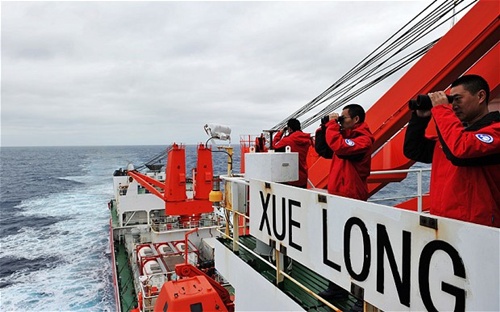 Tàu phá băng Tuyết Long của Trung Quốc được triển khai tìm kiếm MH370. Ảnh: Xinhua