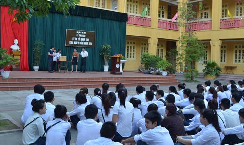 Ha Noi: Mot thi sinh phai vao phong y te trong ngay thi dau tien