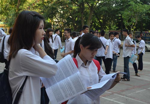Ha Noi: Mot thi sinh phai vao phong y te trong ngay thi dau tien