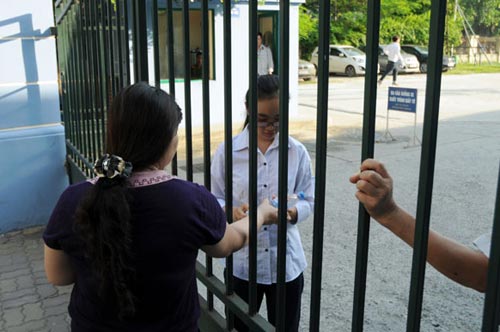 Ha Noi: Mot thi sinh phai vao phong y te trong ngay thi dau tien
