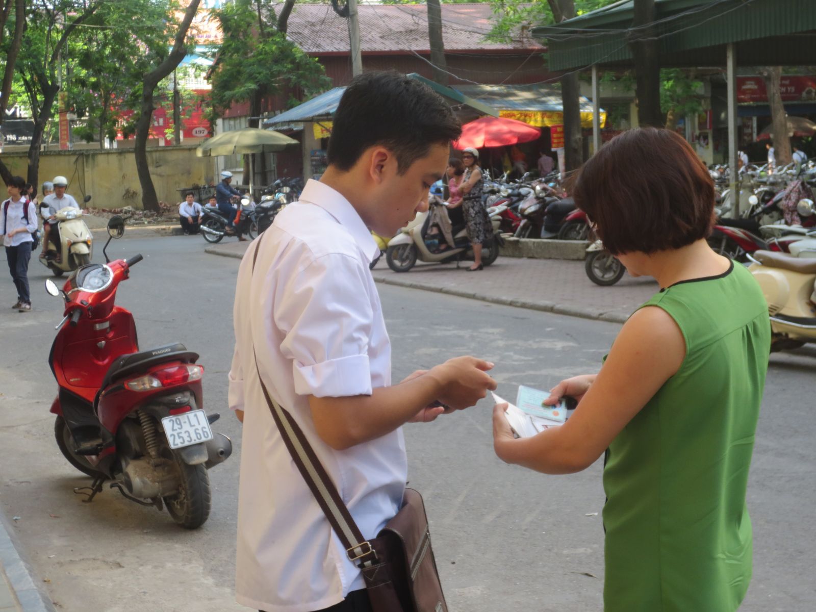 Phu huynh lo lang ngoi doi thi sinh ngoai phong thi