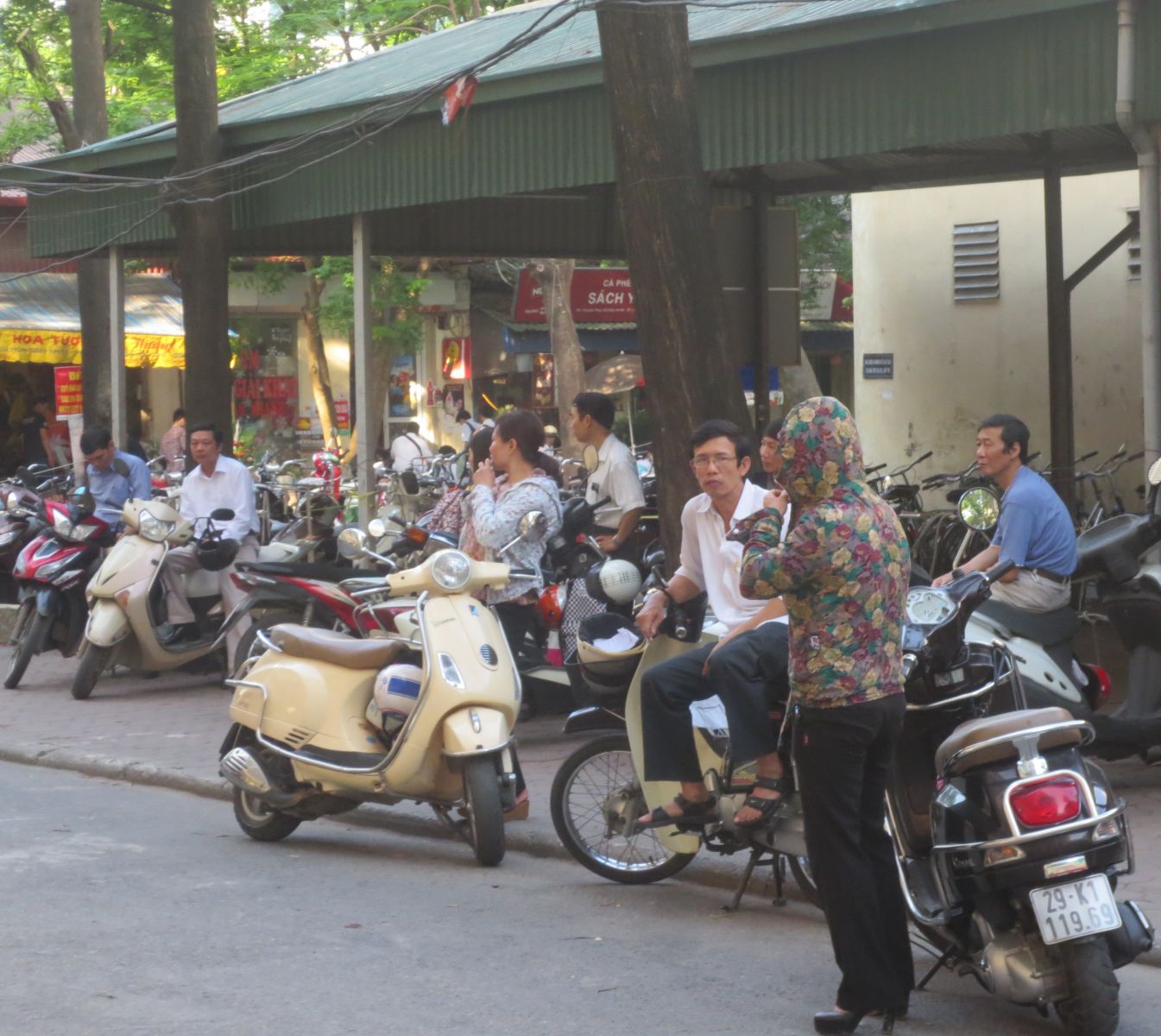 Phu huynh lo lang ngoi doi thi sinh ngoai phong thi