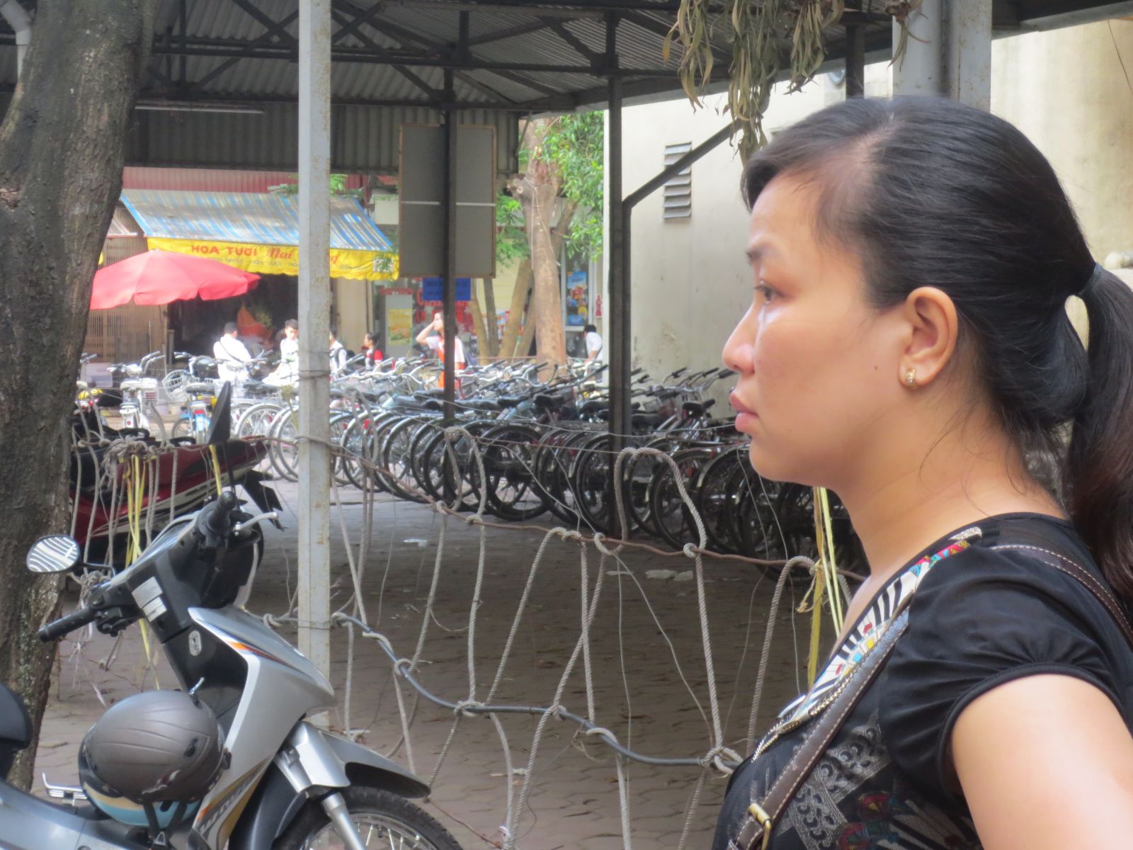 Phu huynh lo lang ngoi doi thi sinh ngoai phong thi