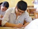 Phụ huynh lo lắng ngồi đợi thí sinh ngoài phòng thi