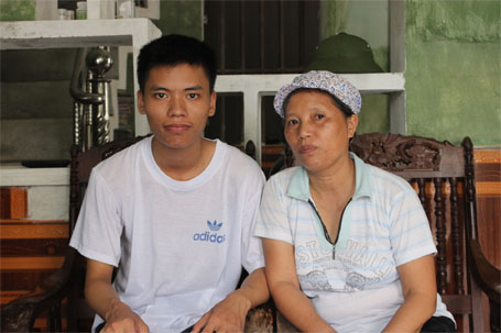 Bà Phạm Thị Dương luôn bên con trai trong tất cả các cuộc thi.