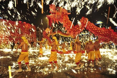 Trung thu là tết đoàn viên ở
Trung Quốc. Vào dịp này, người Hoa thường tổ chức múa rồng lửa