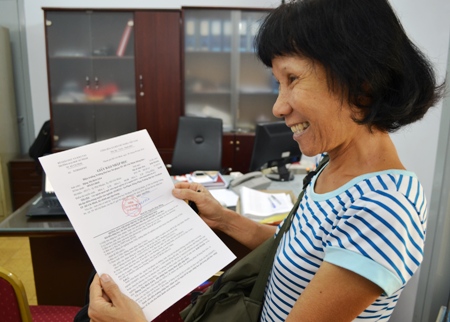 Tân sinh viên 59 tuổi Đặng Thị Bích Liên trong niềm vui nhận giấy báo nhập học
