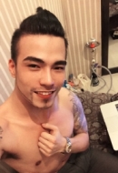 Những hình ảnh trái với lời giải thích về gia thế giàu sang của Kenny Sang