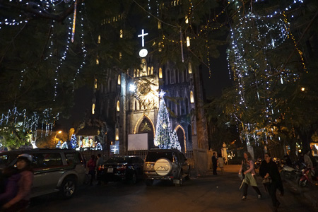 Tại Nhà Thờ Lớn trên phố Lý Quốc Sư, đèn đã được trang trí trên tất cả các cây quanh nhà thờ