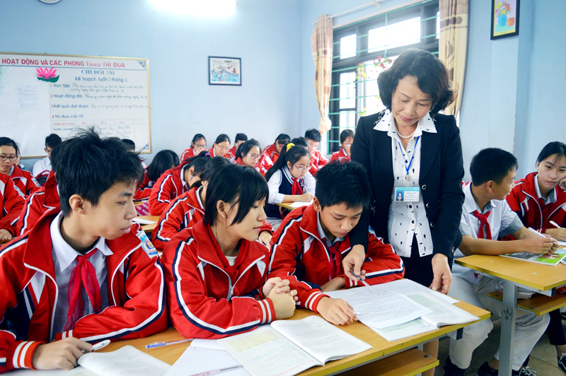Giáo viên Trường THCS Trần Quốc Toản (TP Hạ Long) hướng dẫn học sinh ôn tập môn tiếng Anh.